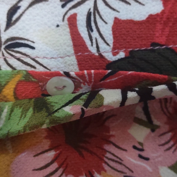 Sag Harbor Button Back Detail Floral Blouse 1x - Picture 9 of 9